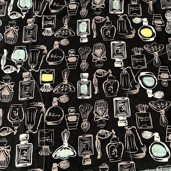 💰3 items for $25 🏷 Koi by Kathy Peterson Perfume Bottles Scrub Top sz Small - Picture 6 of 9